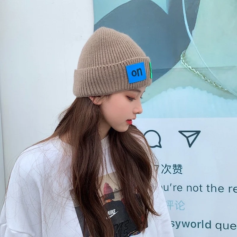 Chapéu japonês de inverno, perfeito para qualquer look e frio. Design que afina o rosto, ideal para um visual moderno e estiloso.