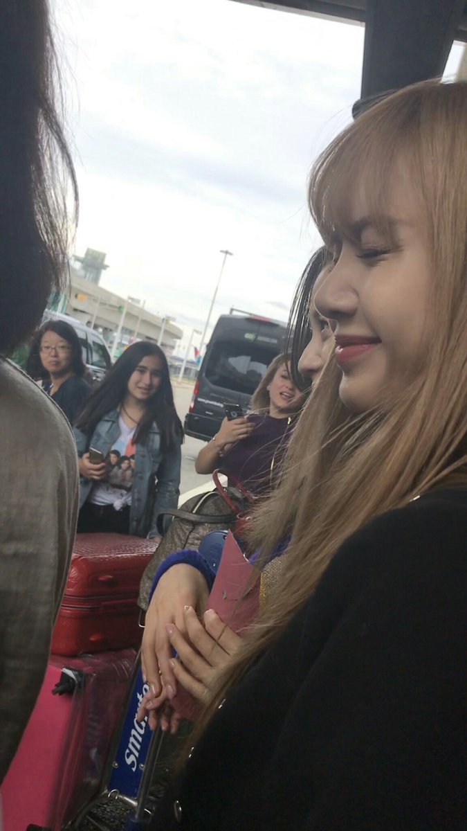 12 Times Nearby Fans Captured BLACKPINK Lisa's Doll-Like Visuals IRL In