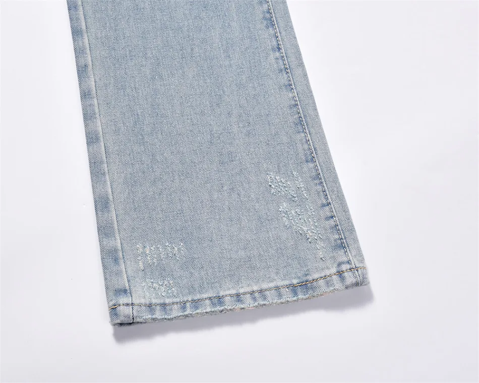 Calças Jeans Brancas Rasgadas e Lavadas Masculinas. Conforto e estilo despojado para homens modernos. Perfeitas para um visual urbano e estiloso.