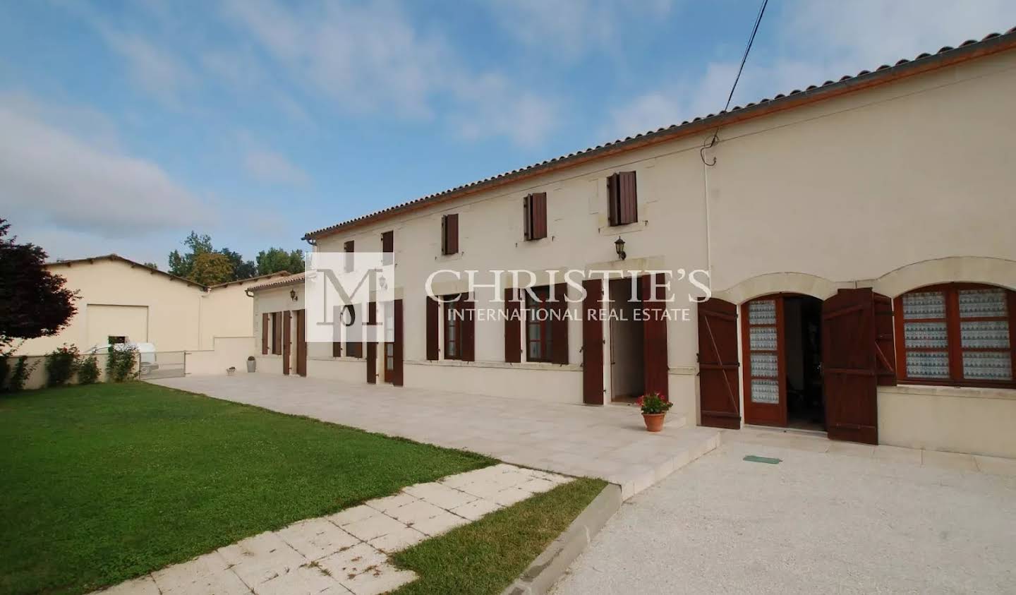 Vignoble avec piscine Saint-Ciers-sur-Gironde