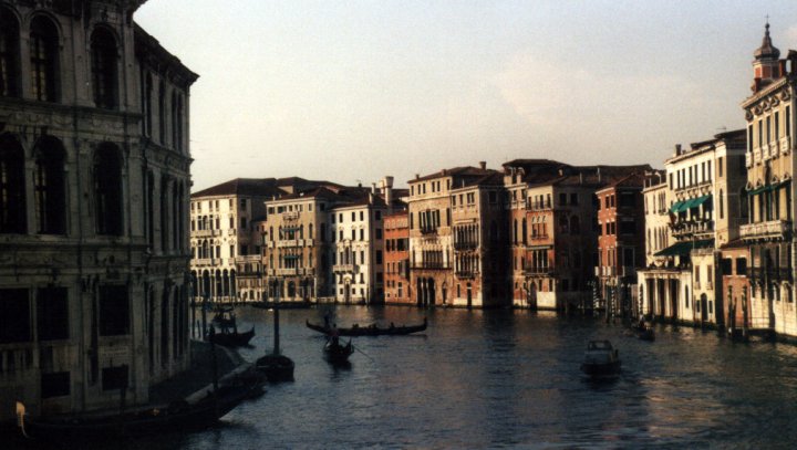 I riflessi del tramonto sulla città di Luigi.Raia