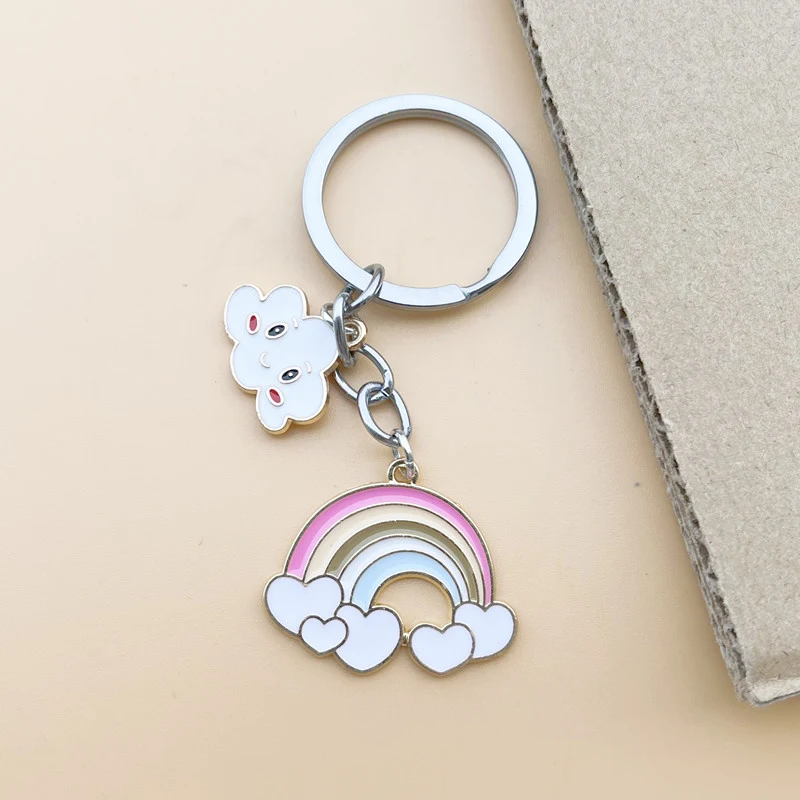 Vrouwen Simple Witte Wolk Regenboog Sleutelhanger, een schattig en lichtgewicht accessoire om je sleutels te organiseren en een vleugje vreugde toe te voegen.
