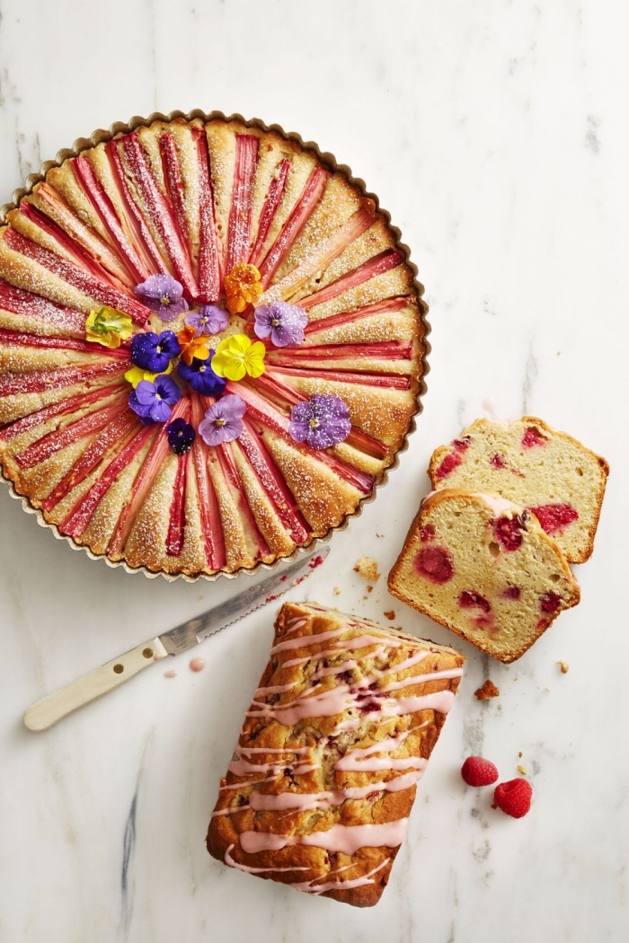 brunch ideen, kuchen mit himbeeren garniert mit marmelade und dekoriert mit kleinen blüten