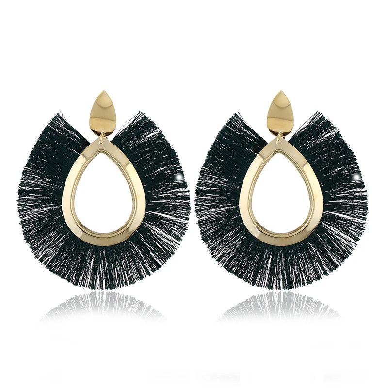 Boucles d'oreilles à pompons en résine et alliage exagérées pour un style affirmé. Légères, élégantes et parfaites pour rehausser toutes vos tenues.