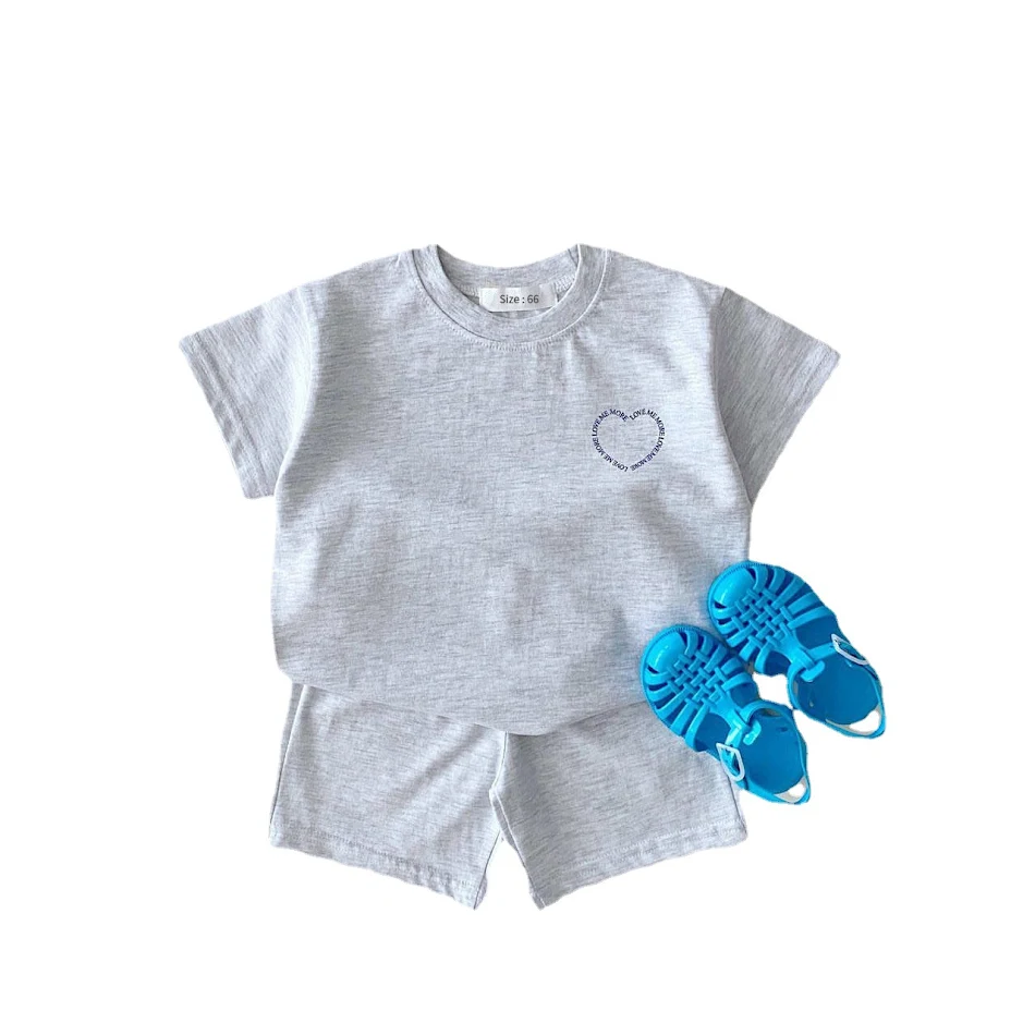 Ensemble en coton pur imprimé cœur pour garçons et filles, doux et confortable, idéal pour le jeu et les activités quotidiennes, look adorable.