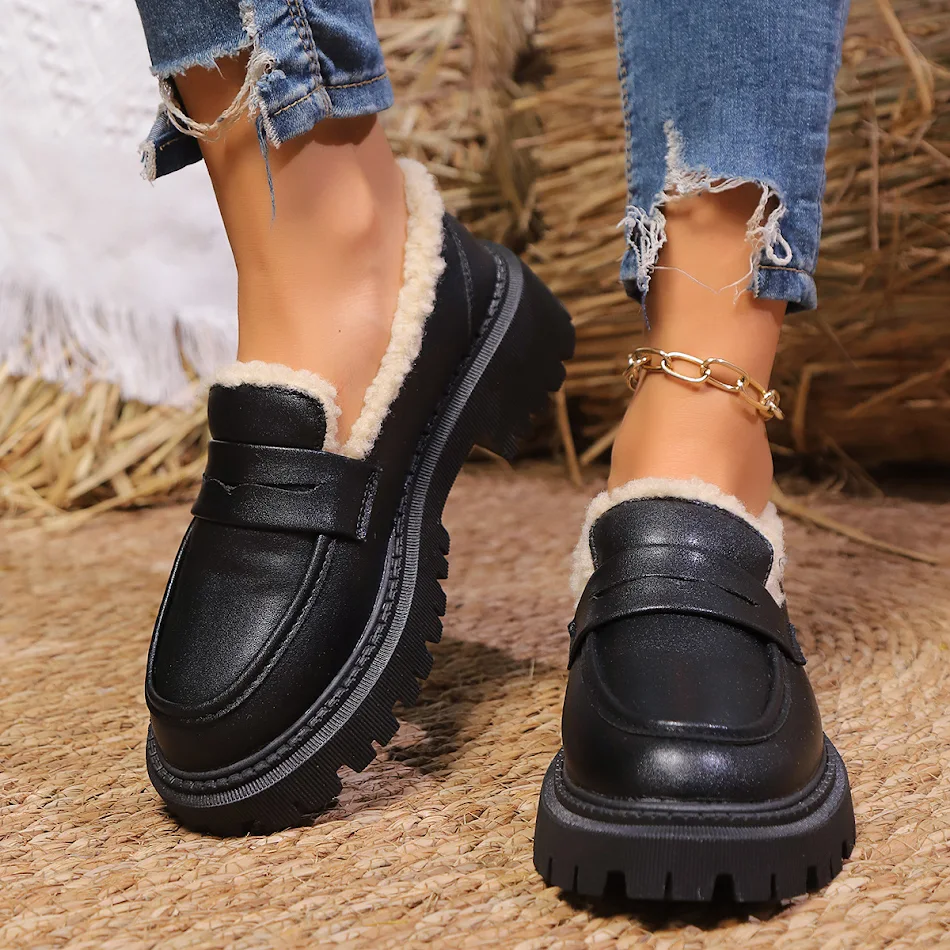 Sapatos de camurça britânicos femininos outono e inverno. Conforto e elegância para seus pés. Perfeitos para o clima frio, descubra a coleção.
