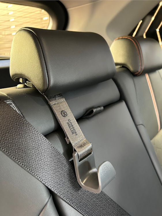 RAV4の車用品アクセサリー・ROK straps・シートフック・携帯ホルダーに関するカスタム事例の投稿画像4枚目