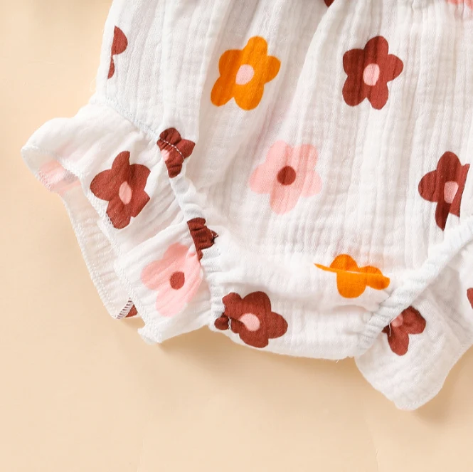 Conjunto duas peças para bebê menina, com flores, shorts saia de renda e top ciganinha, look fofo e fresco para o verão.