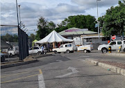 Cars and people travelling from Zimbabwe into SA at the Beitbridge border post.