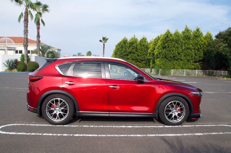 CX-5のルーフスポイラー・片方浮いちゃってて💦・日立フォルニア・雨降らなきゃ夜も来るか🤔・MazdaCamaradesに関するカスタム事例の投稿画像2枚目