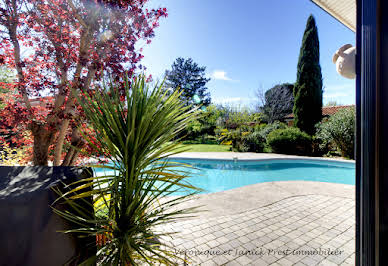 Maison avec piscine et terrasse 1