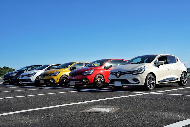 ルーテシアのイタフラカーニバル・Latin.Cars.Union・ルーテシアR.S.・ルーテシア インテンス・ルーテシアコラボに関するカスタム事例の投稿画像1枚目