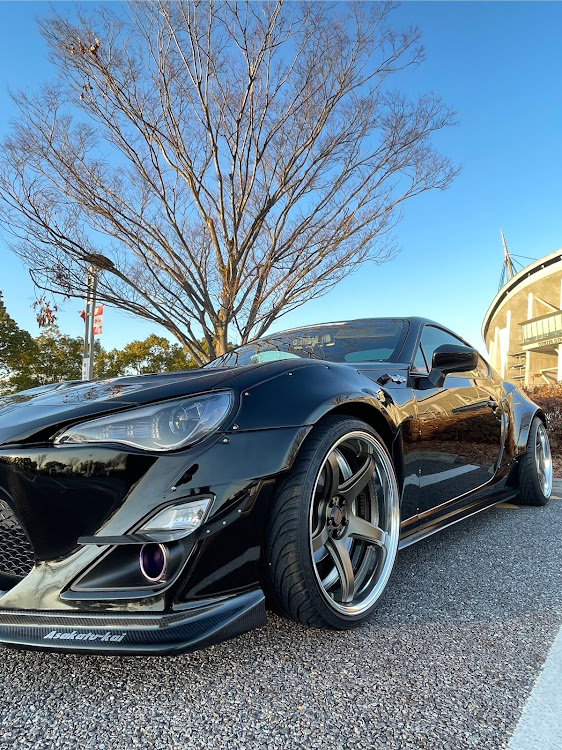 86のローアングルショット・豊田スタジアム・夕焼け空と愛車に関するカスタム事例の投稿画像1枚目