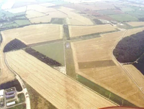 Photo : L es pistes de l'aéroport de Grafton Underwood où le 384th bg est implanté La forteresse volants Nymokimi s'apprête à décoller