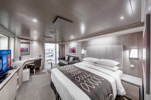 msc-seashore-suite.jpg - A suite with king-size bed, flat-screen TV and vanity desk on MSC Seashore.