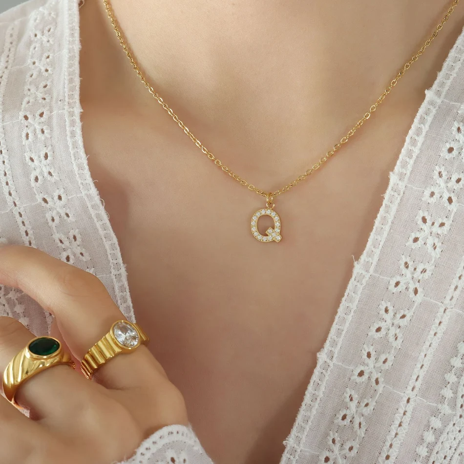 Kişiye özel harf kolye, zirkon taşlı, titanyum çelik. Trend moda, sevimli stil, zarif aksesuar. Kokulu ve hediye için ideal bir seçenek.