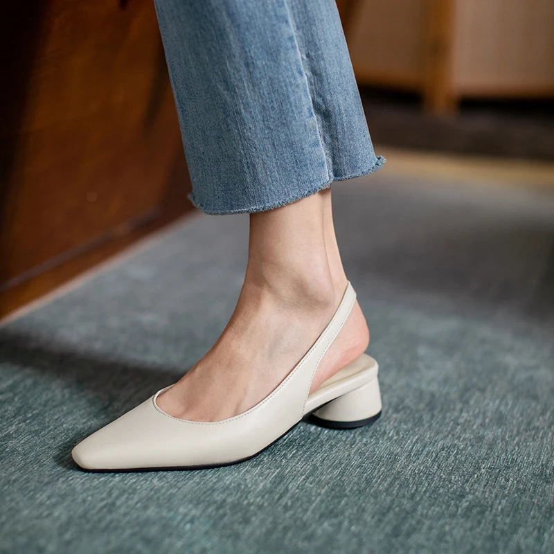 Sandales femme à talon épais et bout pointu, un choix élégant et confortable pour toutes les occasions, marchant avec style et assurance.