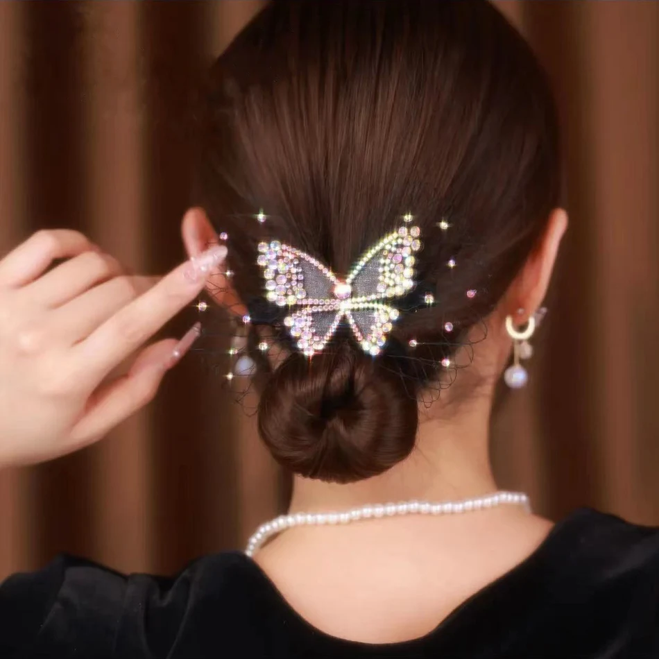 Grampo de cabelo borboleta com microdiamantes coloridos incrustados em malha, adicione um toque sofisticado ao penteado.
