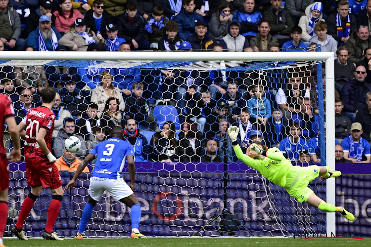 🎥 Het geluk van de kampioen? Speler Genk moet door het stof na monumentale blunder tegen Club Brugge