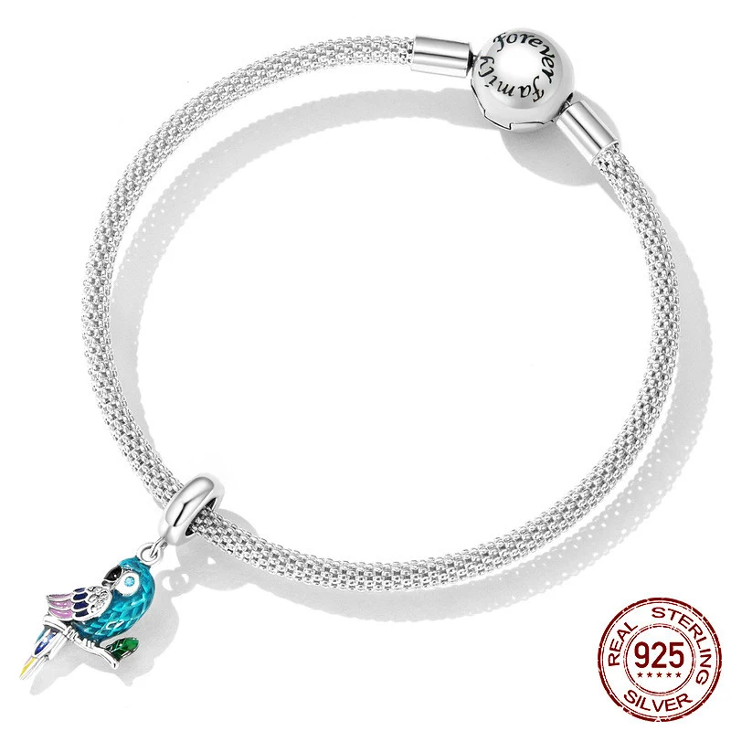 Papegaai armband hanger met delicate veer, een verfijnd accessoire dat een vleugje elegantie en charme toevoegt aan uw dagelijkse outfit.