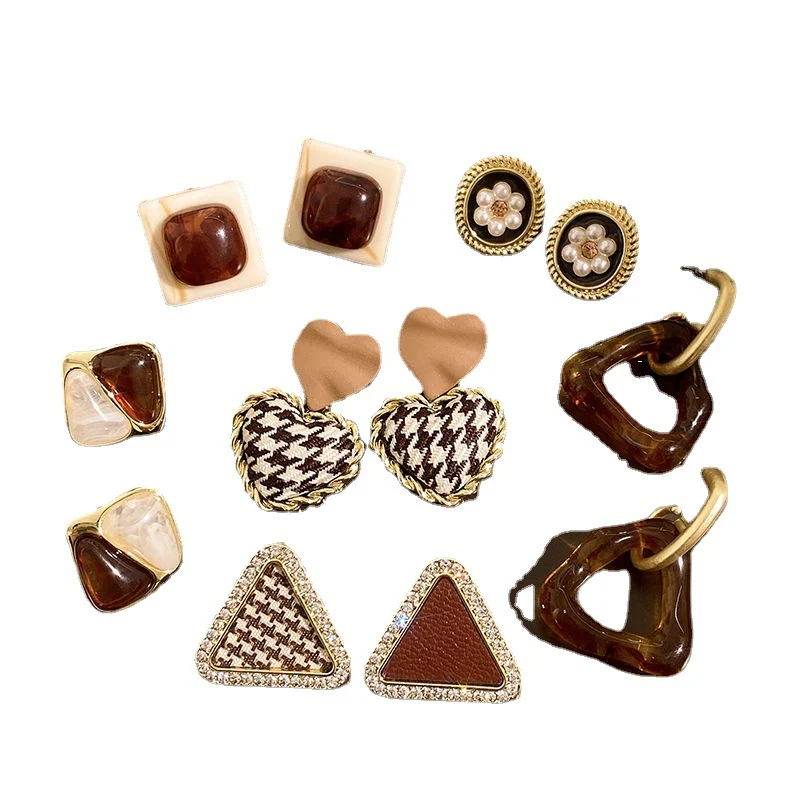 Boucles d'oreilles rétro marron à clous pour femmes Haute sensibilité Mode Intérêt spécial Style unique et élégant