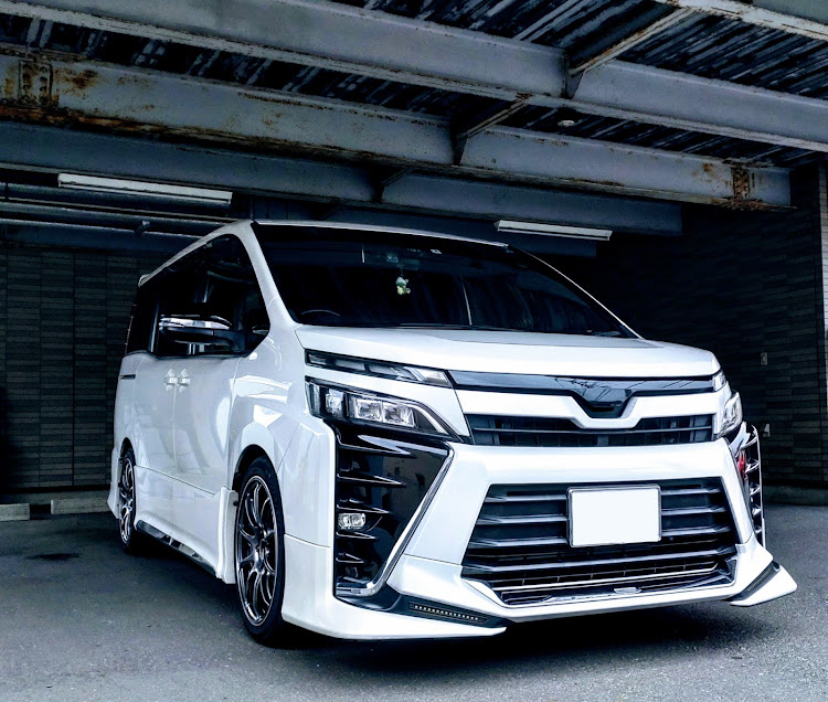 ヴォクシーの娘の病院送迎・油膜取り・ウロコ落とし・エアロガード購入・特設洗車場に関するカスタム事例の投稿画像1枚目