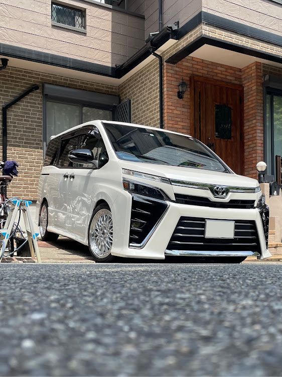 ヴォクシーの真夏の洗車・対策は大事・熱中症に注意・シュタイナーFTX・車高詐欺に関するカスタム事例の投稿画像2枚目