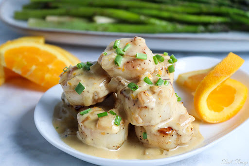 A plate of Scallops With Grand Marnier.