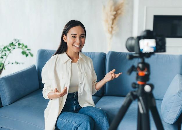 Foto grátis mulher feliz fazendo um vlog em casa