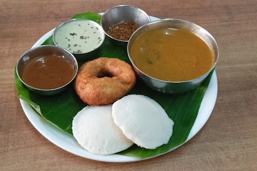 Idli [2 Pieces] With Vada [1 Piece] Sambar