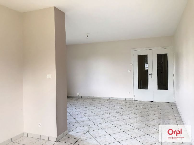 Location  appartement 3 pièces 77 m² à Néris-les-Bains (03310), 500 €