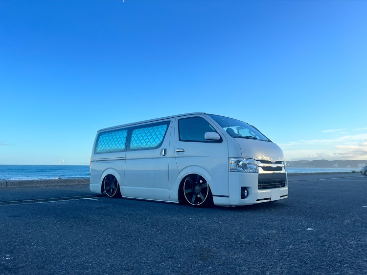 ハイエースバンの県営坂下駐車場・マルキポイント・ハイドロ・エアサス・素ガラスに関するカスタム事例の投稿画像1枚目