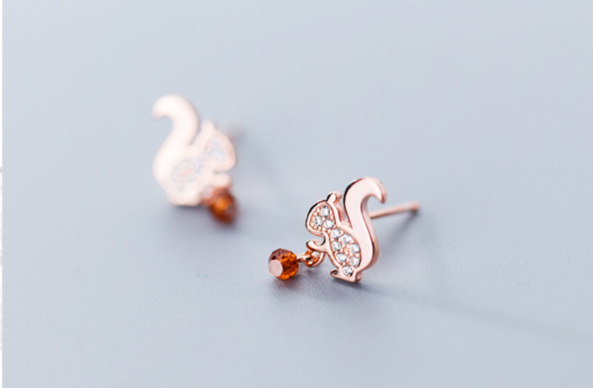 Boucles d'oreilles petit écureuil, un accessoire adorable. Ces bijoux d'oreilles animaux sont parfaits pour un cadeau ou pour les amoureux de la nature.