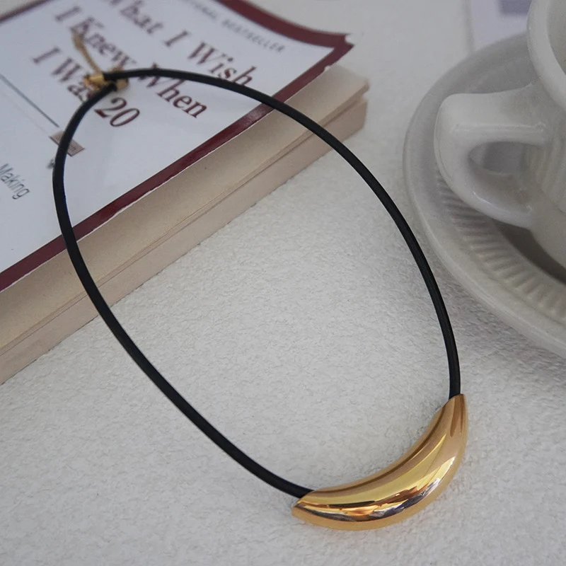 Colar de moda em couro legítimo com costura de corda. Adicione um toque rústico e sofisticado ao seu visual. Perfeito para qualquer ocasião.