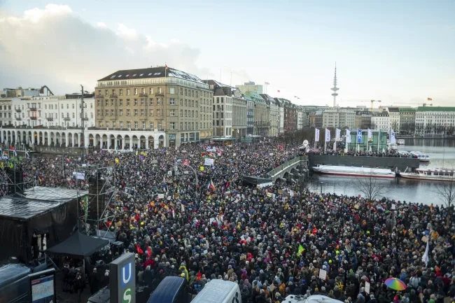 Više od 50.000 demonstranata u Hamburgu na skupu protiv nemačke krajnje desnice