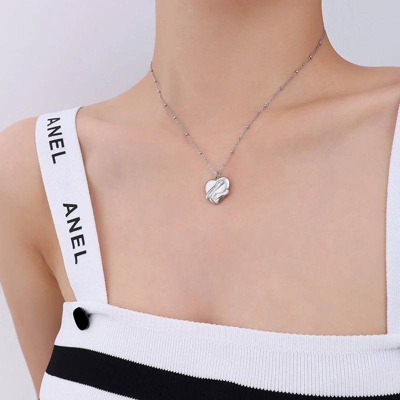 Handen die liefde-hanger vasthouden, clavicula ketting Een prachtig sieraad, perfect als geschenk of om dagelijks te dragen als symbool van liefde.