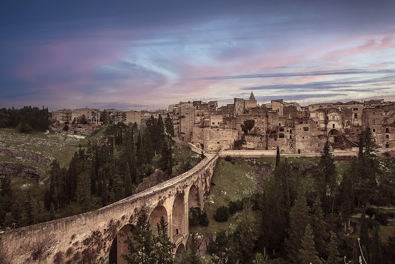 "Attraversare il ponte dei confini, abbracciando nuove terre e culture, è un viaggio che arricchisce l'anima e dissolve le barriere dell'ignoranza." di Luta