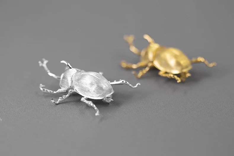 Broche de escarabajo de simulación plateado S925, personalidad atractiva, adorno elegante y único para hombres, plata esterlina.