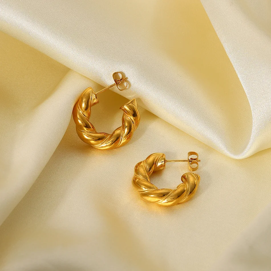 18K vergulde roestvrij stalen Bold Twist C-vormige oorstekers – opvallende oorbellen die elegantie en stijl toevoegen aan elke outfit.