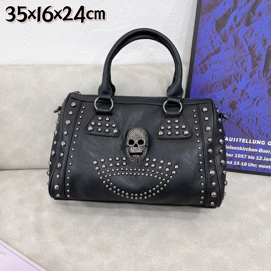 Bolsa feminina de couro macio com caveira e rebites, casual e estilosa. Perfeita para o dia a dia, confortável e moderna.