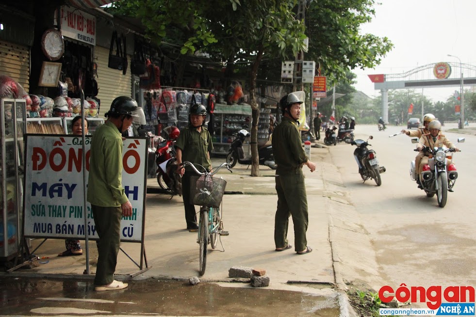 Dọc Quốc lộ 7B, nhiều hộ dân kinh doanh thường lấn chiếm hành lang để hàng hóa