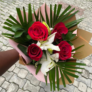 'Birthday Bouquet' flower arrangement from Flowers Lagos offer