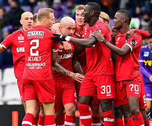 L'Antwerp remporte un derby anversois sous haute tension, un supporter descend sur le terrain avec un fumigène