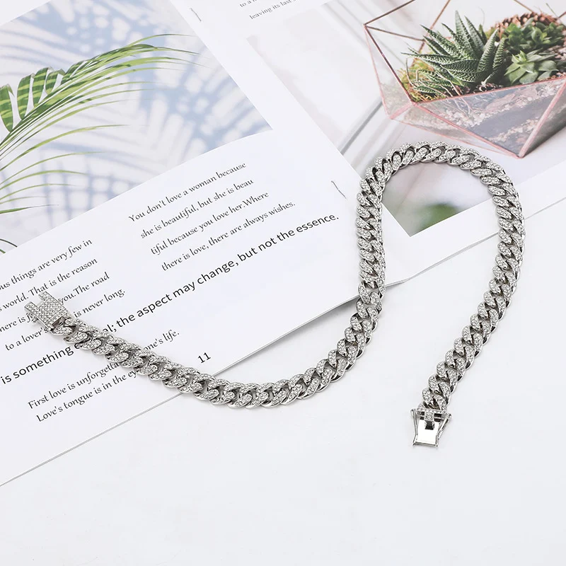 Alloy Line Cuban Link armband met diamanten, een stijlvol sieraad voor mannen en vrouwen, ideaal voor een luxe uitstraling.