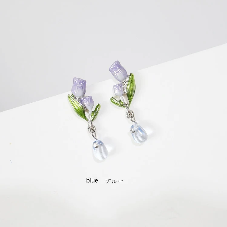 Sterling zilveren oorstekers met druppelende emaille tulp. Bloemige oorbellen met een elegante uitstraling en een vleugje kleur. Perfect voor dagelijks gebruik.