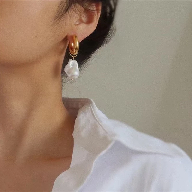 Barok parel oorbellen dames metaal. Elegante sieraden voor vrouwen, die je natuurlijke schoonheid accentueren en een chique uitstraling geven.
