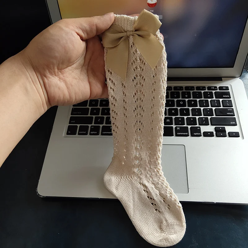 Effen gekleurde mesh sokken voor kinderen met strik, middellang en verwijderbare lussen. Comfortabele en schattige sokken.