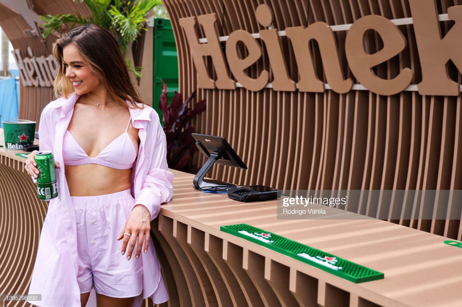 D:\Documenti\posts\posts\Miami\New folder\donne\hailee-steinfeld-as-part-of-the-heineken-when-you-drive-never-drink-picture-id1395798292.jpg