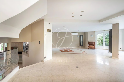 Villa with garden and terrace 5