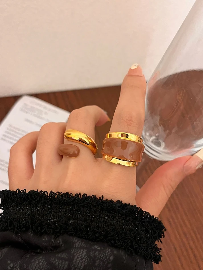 Vloeibaar geëmailleerde dubbellaagse ring chocoladekleur, heerlijk lekker. Een onweerstaanbare traktatie.